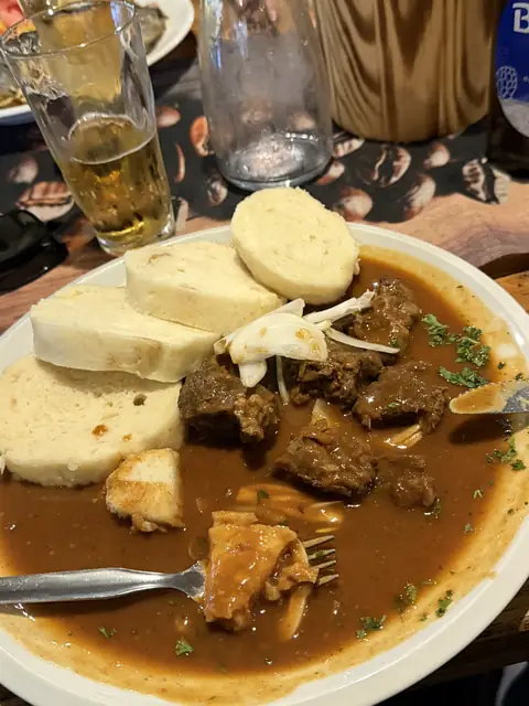 Böhmisches Gulasch mit Knödeln als Abendessen – wasbraucheich.de