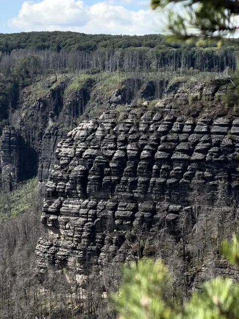 Geschichtete Sandsteinwand in der Böhmischen Schweiz – wasbraucheich.de