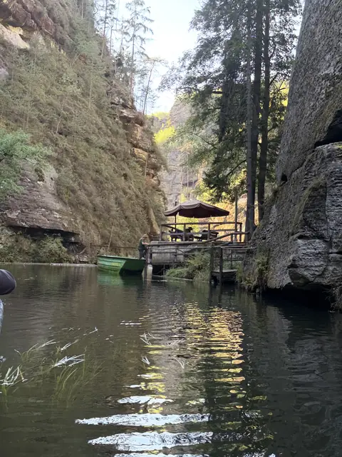 Boote am Steg vor der Felswand der Edmundsklamm – wasbraucheich.de