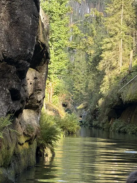 Fels und Wasser dicht beieinander in der Edmundsklamm – wasbraucheich.de
