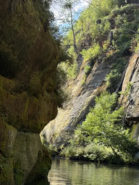 Felsformationen am Ufer der Kamenice – wasbraucheich.de