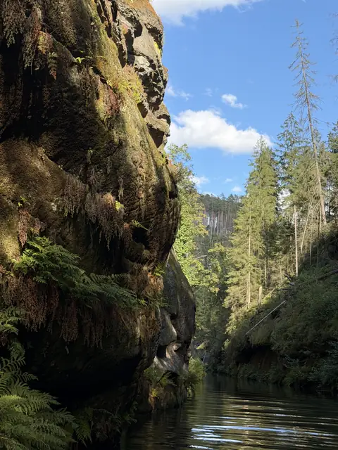 Steile Felswand über dem Wasser der Edmundsklamm – wasbraucheich.de