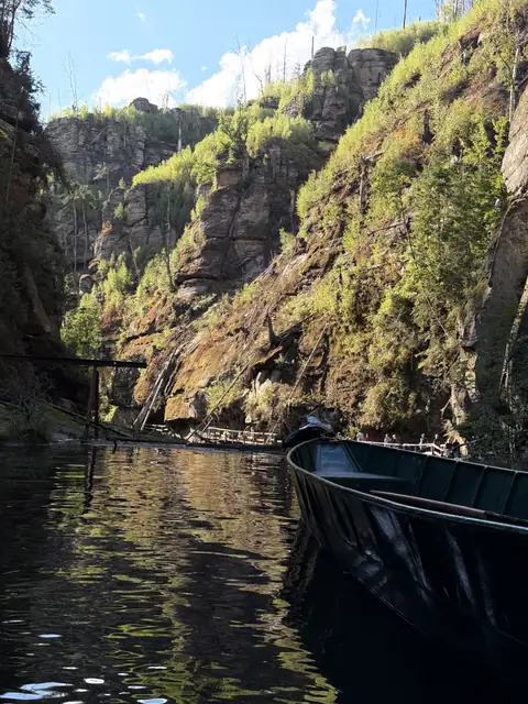 Ein Kahn liegt am dunklen Wasser der Edmundsklamm – wasbraucheich.de