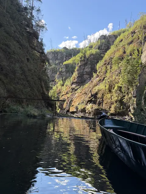 Kahn am Wasser zwischen den hohen Wänden der Schlucht – wasbraucheich.de