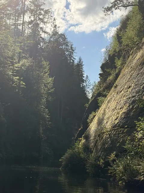 Sonnenlicht fällt in die enge Schlucht der Edmundsklamm – wasbraucheich.de