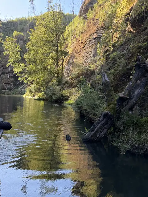 Spiegelung der Felsen im ruhigen Wasser der Klamm – wasbraucheich.de