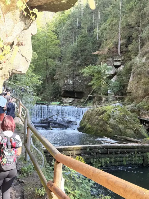 Wehr mit fließendem Wasser in der Edmundsklamm – wasbraucheich.de