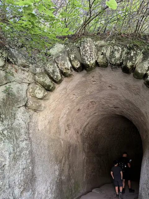 Ausgemauerter Felstunnel auf dem Weg am Prebischtor – wasbraucheich.de