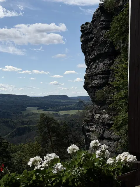 Felsnadel mit weitem Blick über die Böhmische Schweiz – wasbraucheich.de