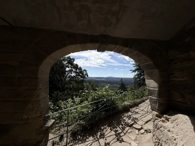 Gemauerter Durchgang mit Blick in die Landschaft am Prebischtor – wasbraucheich.de