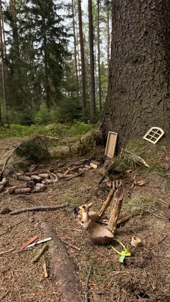 Kleines Wichtelhaus aus Holz und Moos am Wegrand – wasbraucheich.de