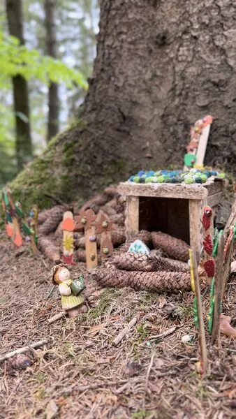 Wichtelhaus mit einem Zaun aus bunten Buntstiften – wasbraucheich.de