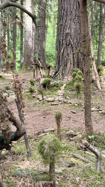 Moosbewachsene Wichtelfiguren auf kleinen Stöcken – wasbraucheich.de