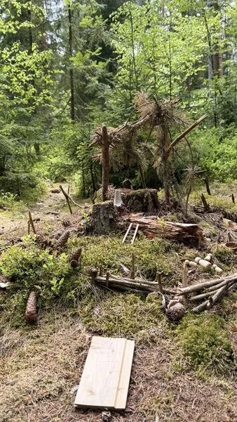 Großes Wichtelhaus mit Leiter und Holzplatte im Wichtelwald – wasbraucheich.de