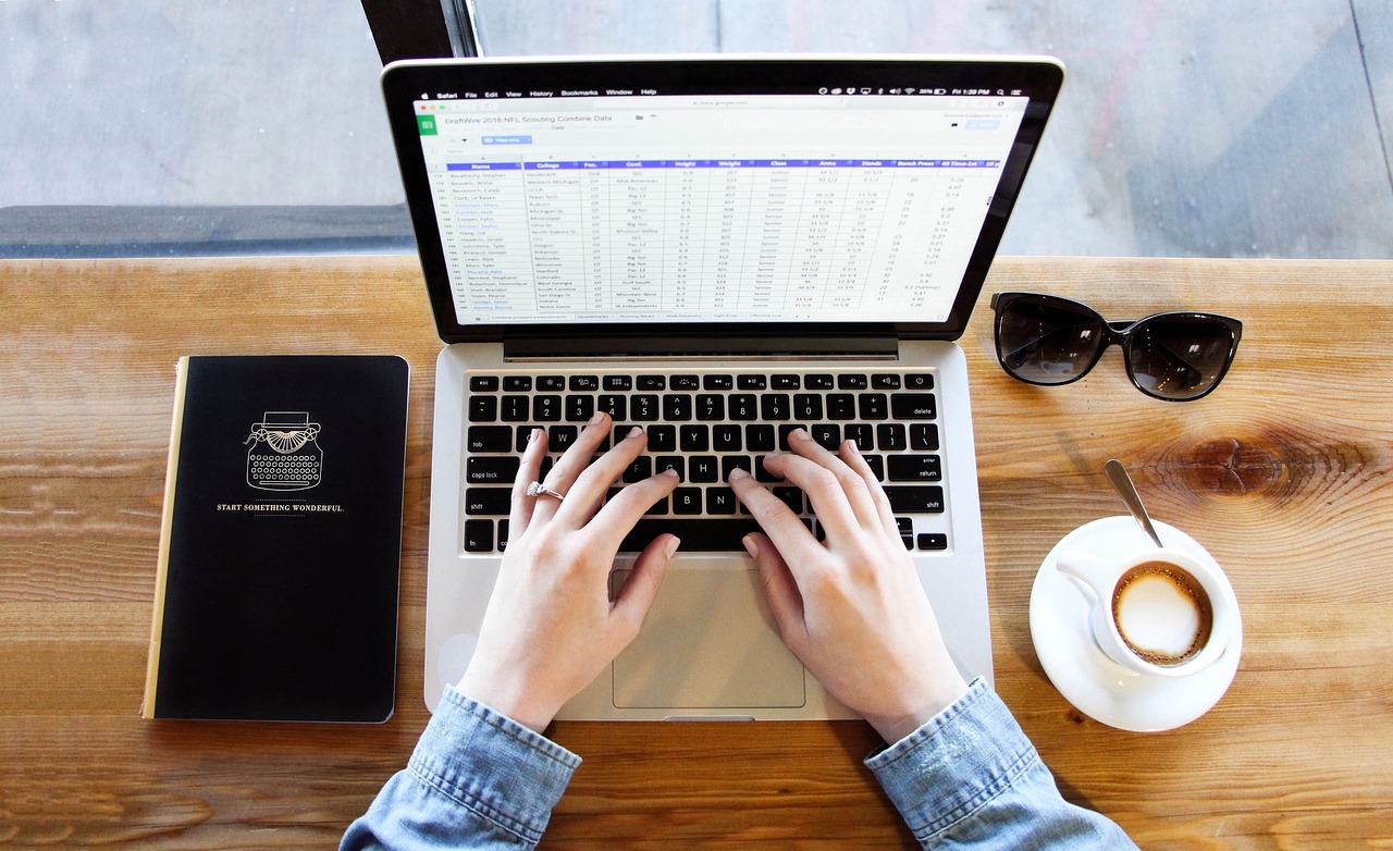 Beim Schreibtisch-Job &mdash; H&auml;nde am Laptop