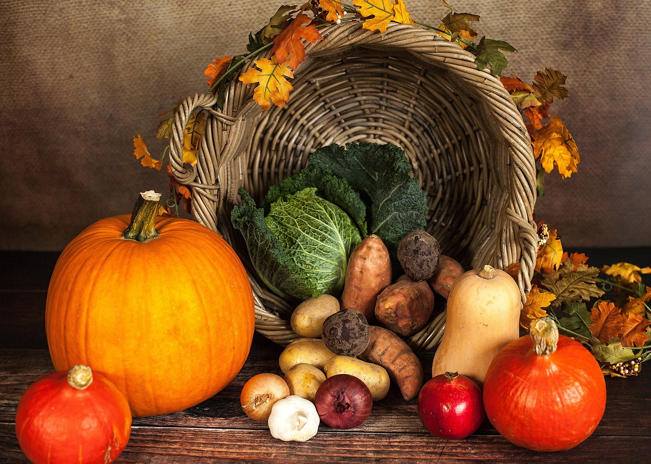 Herbst-Korb mit Kürbis