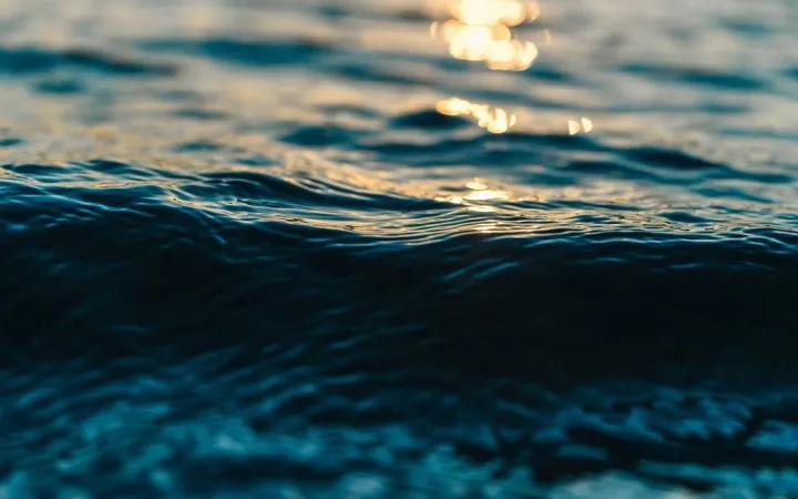 Ruhiges Meer im Abendlicht