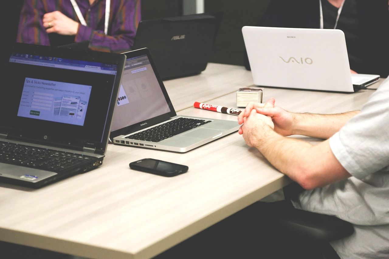 Modernes Unternehmen — Team mit Laptop am Tisch