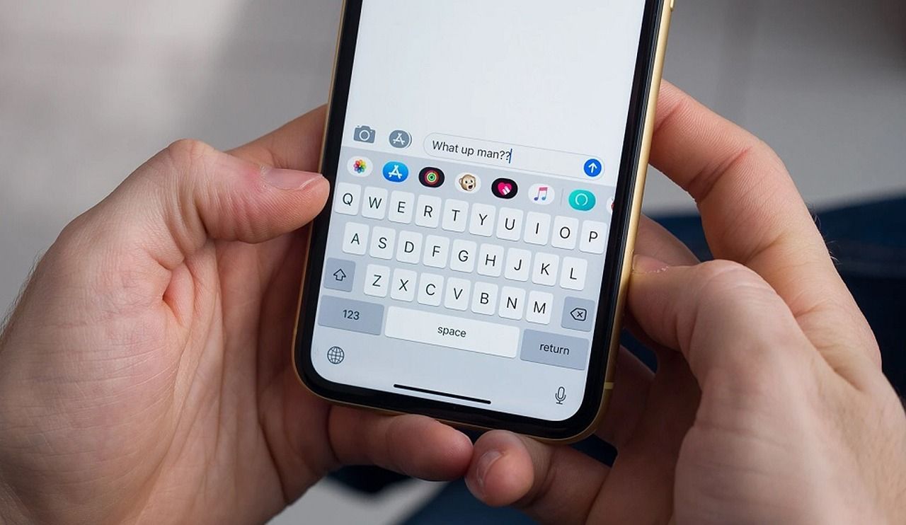 Mensch am Smartphone — Tipp schnell mit der Hand einreichen