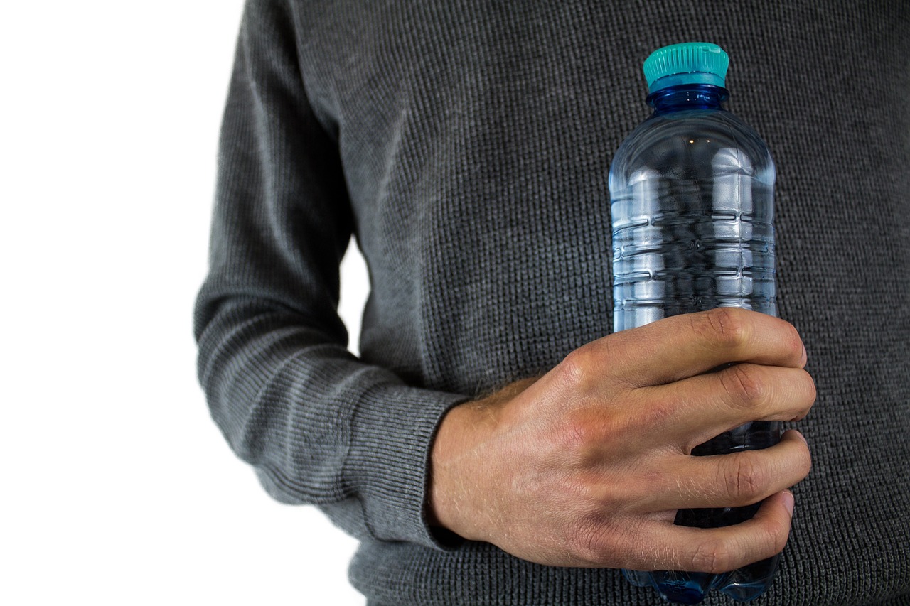 Mineralwasser schleppen — Plastik, Müll, Geld