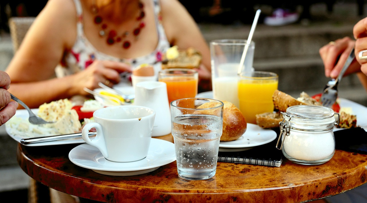 Familie morgens — Wasser am Frühstückstisch