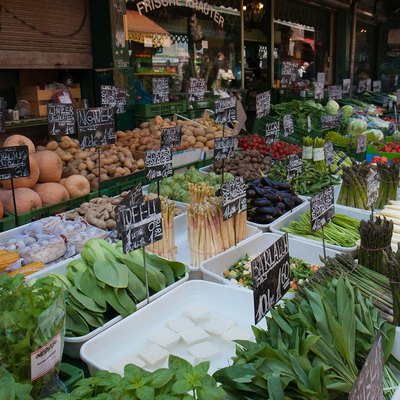 Regionaler Markt mit frischem Gemüse